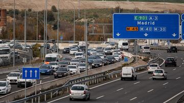 Varios coches circulan por la autovía A3, a 5 de diciembre de 2023, en Madrid (España). La Dirección General de Tráfico (DGT) prevé 1,6 millones de desplazamientos de largo recorrido por las carreteras de la Comunidad de Madrid durante los próximos días festivos del puente de la Constitución y de la Inmaculada, y pone en marcha el operativo especial desde este martes a las 15.00 horas y hasta la medianoche del próximo domingo 10 de diciembre. La previsión de desplazamientos de Tráfico para estos días festivos por toda la red viaria española llega a 7.830.000 desplazamientos de largo recorrido, lo que supone un incremento del 17,13% con respecto a los datos reales de 2022 y del 10,04% frente a los de 2017, último año en el que las festividades coincidieron con un miércoles y un viernes, igual que en esta ocasión.
05 DICIEMBRE 2023;MADRID;DGT;DESPLAZAMIENTOS;PUENTE DE LA CONSITUCIÓN;PIXELADA
Alejandro Martínez Vélez / Europa Press
05/12/2023