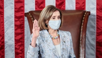 La presidenta de la C&aacute;mara de Representantes, Nancy Pelosi (D-CA), presta juramento durante la primera sesi&oacute;n del 117 &deg; Congreso en la C&aacute;mara de la C&aacute;mara en el Capitolio de los Estados Unidos en Washington, DC, Estados Unidos, el 3 de enero de 2021.