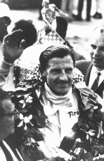 1929-1975 Graham Hill fue piloto de automovilismo de velocidad británico. El 29 de noviembre de 1975, murió en un accidente de aviación cuando el avión que él mismo pilotaba, se perdió en la niebla cerca de Londres.