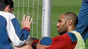 <b>ALARMA.</b> Kanouté regresó de Mali con una rotura en el gemelo y Jiménez le pierde para seis partidos.