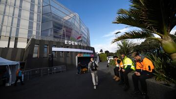 Auckland (New Zealand), 16/07/2023.- People walk past Eden Park stadium, one of the venues for the FIFA Women's World Cup matches in Auckland, New Zealand, 17 July 2023. Australia and New Zealand will co-host the FIFA Women'Äôs World Cup beginning on 20 July to 20 August 2023. (Mundial de Fútbol, Nueva Zelanda) EFE/EPA/HOW HWEE YOUNG
