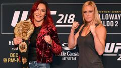 Cris Cyborg y Holly Holm se miden en el UFC 219 en Las Vegas por el t&iacute;tulo del peso pluma.