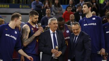 Svetislav Pesic, con varios jugadoresl Bar&ccedil;a y el trofeo de la Copa.