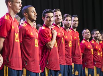 La Selección presentó la nueva camiseta de España en el salón 'Luis Aragonés' de Las Rozas.