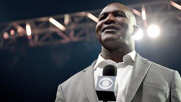 Evander Holyfield habla durante el tributo a Muhammad Ali en Louisville, Kentucky.