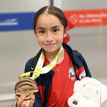 Agustina Méndez en su regreso a Chile tras ganar la Copa del Mundo en categoría 'Mini' de Patinaje Artístico.