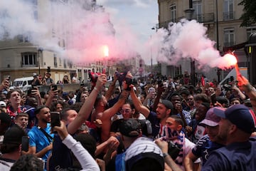 Los parisinos celebran por todo lo alto la Champions del PSG. Cientos de personas esperan el autobús de su equipo para festejar con ellos su primera Champions League.