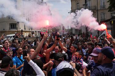 Los parisinos celebran por todo lo alto la Champions del PSG. Cientos de personas esperan el autobús de su equipo para festejar con ellos su primera Champions League.