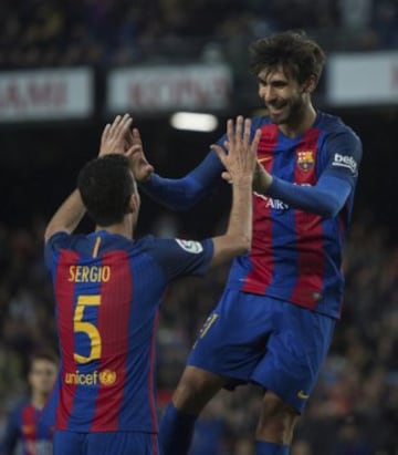 André Gomes celebra el 3-1 Sergio Busquets.