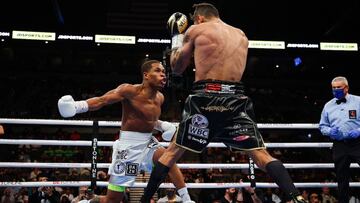 Devin Haney golpea a Jorge Linares durante su combate en Las Vegas.