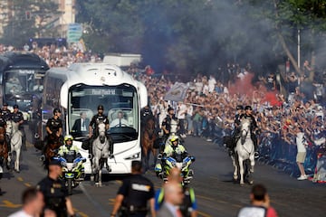 Cientos de seguidores se concentraron para recibir el autobús del Real Madrid antes del partido contra el Manchester City.