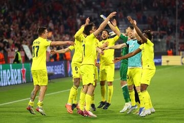 Los jugadores del Villarreal celebran el pase a semifinales de Champions al final del partido.