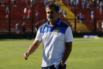 El entrenador de Union Española, Fernando Vergara, toma su lugar antes del partido de primera division contra Universidad de Chile disputado en el estadio Santa Laura de Santiago, Chile.
