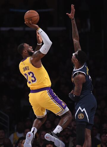 LeBron James lanzando ante Torrey Craig.