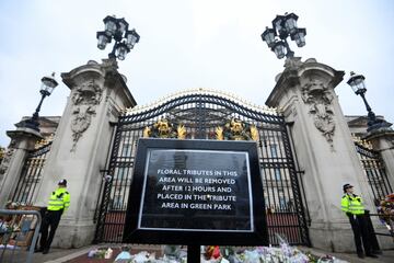 Miles de personas se han acercado al palacio de Buckingham para despedirse de la reina Isabel II.