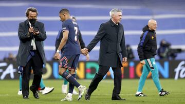 Kylian Mbappé y Carlo Ancelotti se saludan tras finalizar el partido.