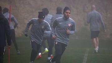 Falcao se entren&oacute; junto a sus compa&ntilde;eros entre la niebla de M&oacute;naco.