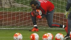 Claudio Bravo se prepara para el duelo ante Brasil.