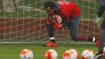 Claudio Bravo se prepara para el duelo ante Brasil.