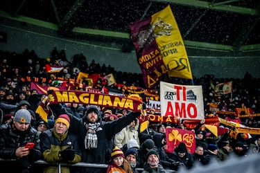 
La compra se formalizó a través de la sociedad Romulus and Remus Investments LLC, con el compromiso de lanzar una oferta pública por el 13,4% restante de las acciones cotizadas en bolsa. El acuerdo fue anunciado oficialmente en agosto de 2020, coincidiendo con un partido clave de la Roma en la Europa League. Friedkin expresó su entusiasmo por sumarse a la familia romanista y prometió impulsar el crecimiento deportivo y comercial del club. Esta venta consolidó la tendencia de inversión estadounidense en el fútbol europeo, situando a la Roma en una nueva etapa de ambición internacional.
