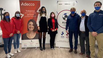 Laura García (Secretaría General AJFSF), Natalia Orive (Presidenta AJFSF), Elena del Pozo (Directora de Servicio de Adecco Outsourcing), Laura Punzón (Directora de selección de Adecco Outsourcing), Antonio García-Plata (Presidente AJFS), David Córdoba (Responsable de atención al socio AJFS), y Sergio López-Andújar Alonso (Secretario General AJFS) en la firma del acuerdo entre Adecco Outsourcing y la Asociación de Jugadoras y Jugadores de Fútbol Sala.