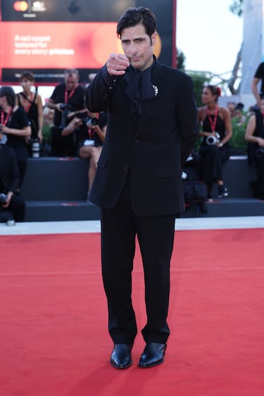 Jason Schwartzman en el 81.° Festival Internacional de Cine de Venecia.