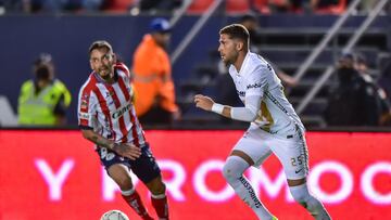 (L-R), Rubens Sambueza of San Luis and Arturo Ortiz of Pumas during the game Atletico San Luis vs Pumas UNAM, corresponding to day 15 of the Torneo Clausura Grita Mexico C22 of Liga BBVA MX, at Alfonso Lastras Stadium, on April 20, 2022.
<br><br>
(I-D), Rubens Sambueza de San Luis y Arturo Ortiz de Pumas durante el partido Atletico San Luis vs Pumas UNAM, correspondiente a la jornada 15 del Torneo Clausura Grita Mexico C22 de la Liga BBVA MX, en el Estadio Alfonso Lastras, el 20 de Abril de 2022.