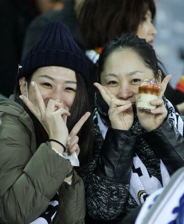 La afición espera el inicio de la final del Mundial de clubes en el Estadio Internacional Yokohama.