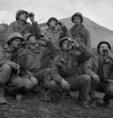 Combatientes bebiendo Coca-Cola durante la Batalla de Montecassino. Esta contienda fue una serie de cuatro duras batallas peleadas por los Aliados con la intención de atravesar la Línea Gustav, y tomar Roma.