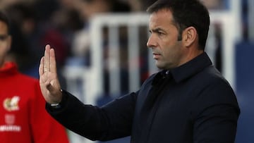 El entrenador del Villarreal, Javier Calleja (d), da indicaciones a sus jugadores durante el partido ante el Legan&eacute;s correspondiente a la decimocuarta jornada de LaLiga Santander disputado hoy en el estadio de Butarque.