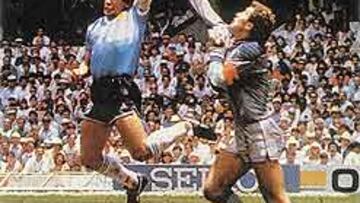 <b>EL MÁS ANTIDEPORTIVO.</b> El engaño de Maradona ante Inglaterra ha sido elegido por los internautas como la acción más antideportiva.