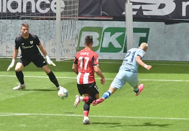 Ocasin de Yannick Carrasco frente a Unai Simn. Finalmente el baln se march muy cerca del palo. 