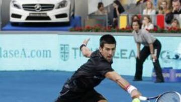 <b>INSEGURO. </b>Djokovic, que sufrió varios resbalones, no encontró nada positivo en la nueva superficie.