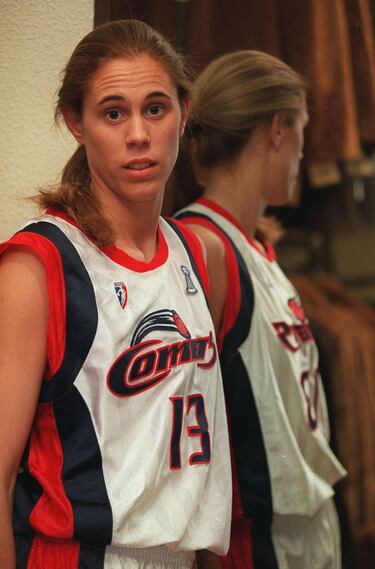 Primera española en la WNBA. Su palmarés: 6 Ligas, 6 Copas, 2 Supercopas, 1 Euroliga, 3 Anillos del WNBA...
