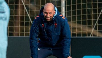 El técnico Claudio Giráldez, durante un entrenamiento del Celta.