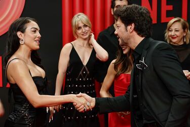 La modelo y empresaria Georgina Rodríguez saluda al actor Álvaro Morte  a su llegada al acto de celebración del décimo aniversario de la plataforma Netflix en España.
