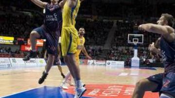 <b>PARADO. </b>San Emeterio entra a canasta ante la oposición de Jagla.