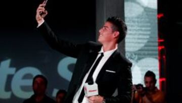 JAMES, DE BOLO. El colombiano estuvo ayer (9:00h.) en un acto publicitario antes de volar a Madrid.