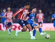 Luis Romo (L) of Guadalajara fights of the ball with Jose Antonio Paradela (R) of Cruz azul during the quarter-final second match between Cruz Azul and Guadalajara as part of the Liga BBVA MX, Torneo Apertura 2025 at Olimpico Universitario Stadium, on November 30, 2025 in Mexico City, Mexico.