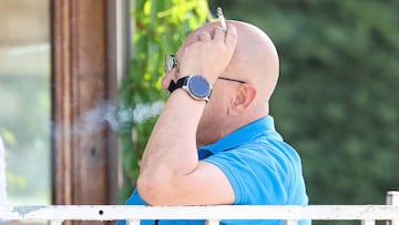 Un hombre fumando, a 30 de mayo de 2025, en Madrid (España). El Ministerio de Sanidad trabaja en una reforma de la Ley del Tabaco que incluirá la ampliación de los espacios libres de humo con el objetivo de proteger a la población y desnormalizar el consumo de tabaco en lugares compartidos. Este nuevo texto legal no permitirá fumar en terrazas de hostelería, vehículos de uso laboral, centros docentes, campus universitarios, instalaciones deportivas, piscinas de uso colectivo, marquesinas de los autobuses y los exteriores de las salas de fiesta, entre otros.
30 MAYO 2025;RECURSOS;FUMADORES;TABACO;TABAQUISMO
Marta Fernández / Europa Press
30/05/2025