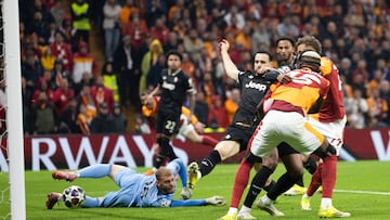 A pesar de una buena actuación de McKennie jugando como falso 9, la Juve cae con el Galatasaray y peligra su boleto a octavos de final de Champions League. EFE/EPA/TOLGA BOZOGLU