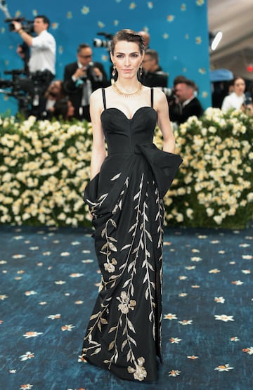 La productora de televisin y teatro estadounidense, Bee Carrozzini posa a su llegada a la MET Gala 2025.