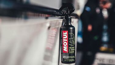 ¿Cómo limpiar un casco de moto? Este kit elimina manchas y malos olores