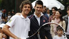 Novak Djokovic y Gustavo Kuerten posan antes de una exhibici&oacute;n en R&iacute;o de Janeiro en 2012.