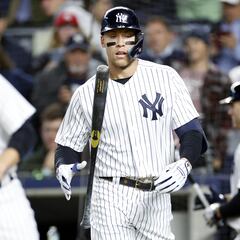 What is the triple crown in baseball? How many players have achieved it?