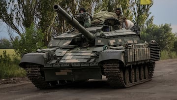 Ukrainian servicemen ride a tank, amid Russia's attack on Ukraine, in Donetsk region, Ukraine June 14, 2022. REUTERS/Gleb Garanich