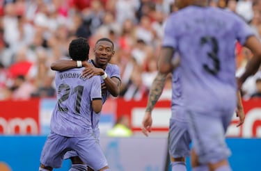 Rodrygo celebra con Alaba el empate del Real Madrid.