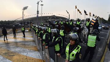 Cerca de 100 aficionados de Pumas intentaron hacer &lsquo;portazo&rsquo; para ingresar al estadio Ol&iacute;mpico Universitario de CU para el partido entre Pumas y Am&eacute;rica.