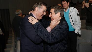Lendoiro felicita a Fernando Vidal tras su elecci¨®n como presidente.