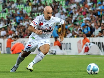 El chileno debutó con Puebla en la Liga MX, pasó a Toros Neza y posteriormente llegó a Santos Laguna para afianzarse como una figura del balompié nacional. 